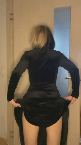 Look what's under my dress... Does that ass need a spanking? 😏