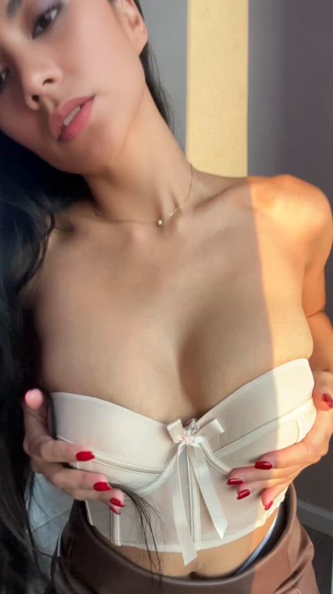 asian cleavage downblouse milf tease tits braless real-tease softcore gif