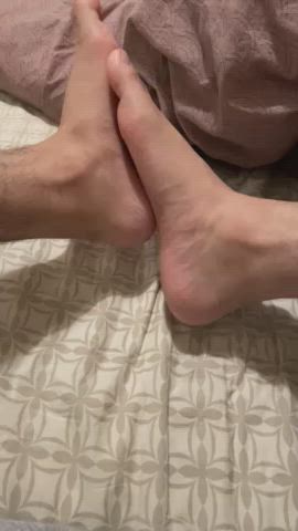 Wish I had a dildo to practice giving sensual foot jobs to you daddies ??