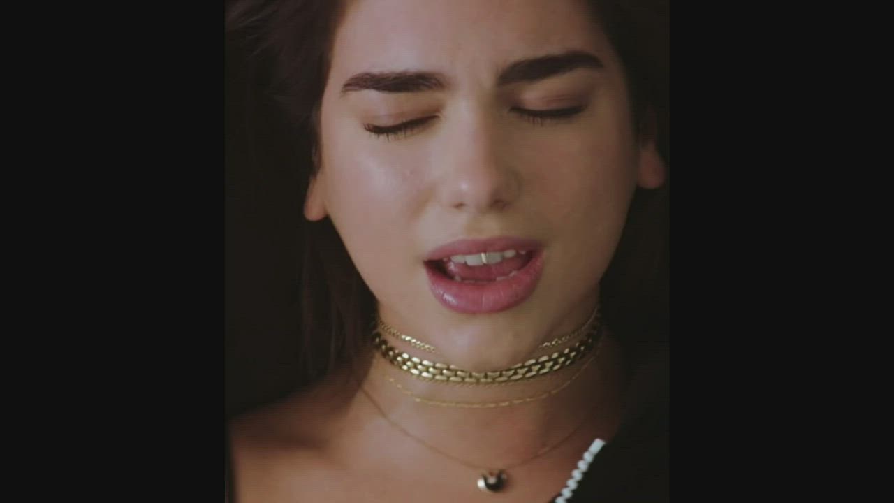 OHH what a cute little innocent face Dua Lipa has....wonder how will it feel if i