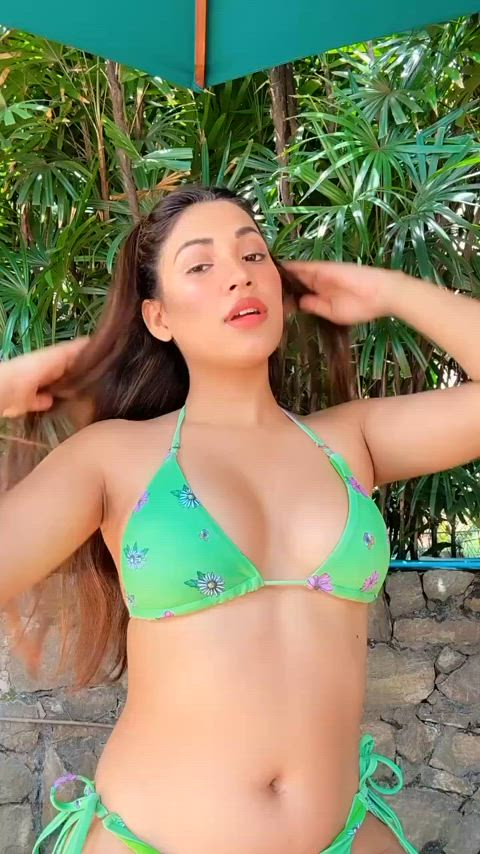 Shivani Singh sexy navel in bikini