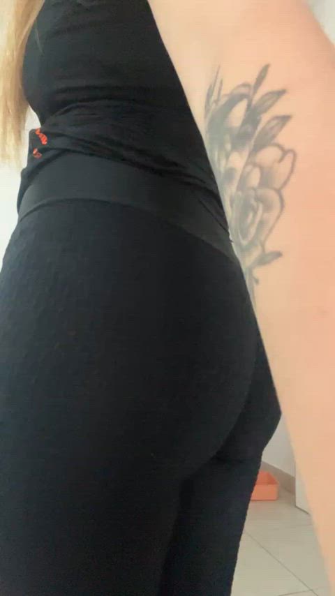 Black leggings mooning 