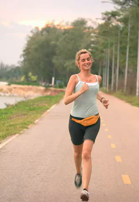 Ana de Armas, running