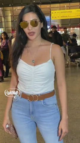 Amyra Dastur flaunting her airport look 😍🥵. Do you think that walk was intentional