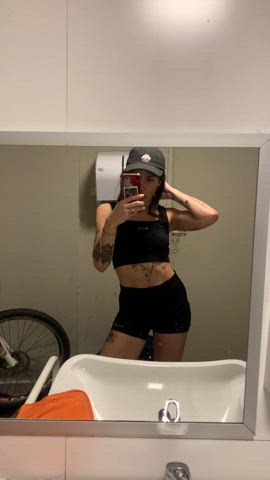 Would you approach me at the gym? Nobody does it 