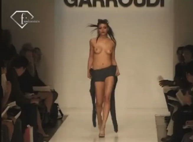 Bouncing Tits Model Topless gif