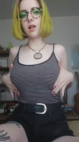 18 Years Old Amateur Emo Flashing Goth Homemade OnlyFans Pierced Teen Tits gif