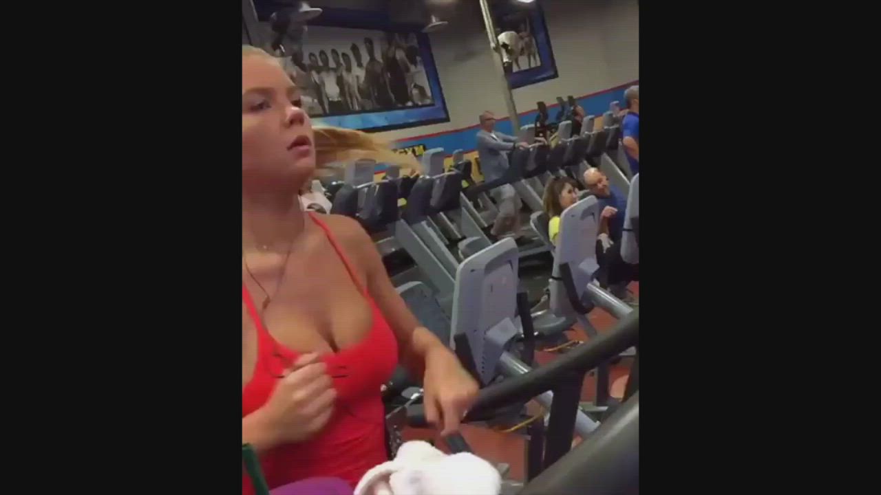 Amateur Big Tits Bouncing Tits Cleavage Natural Tits Slow Sport gif