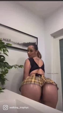 Latina oiled ass clapping