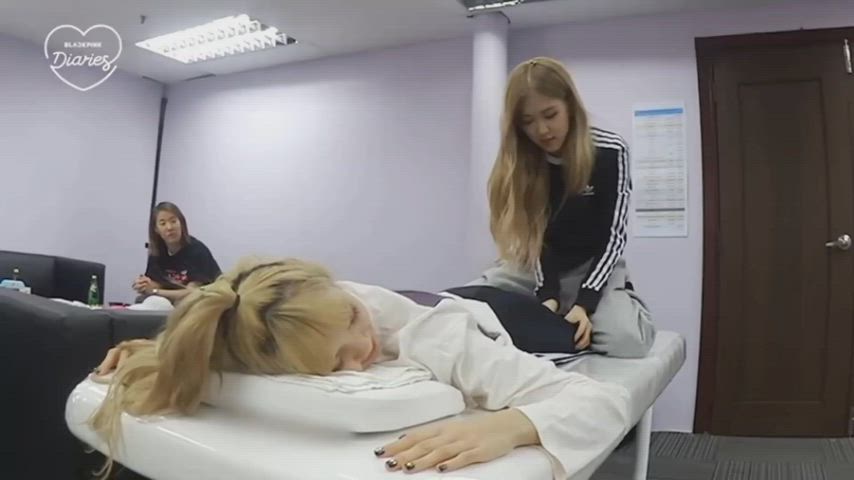 Rosé Slaps Lisa's Butt 🍑👋