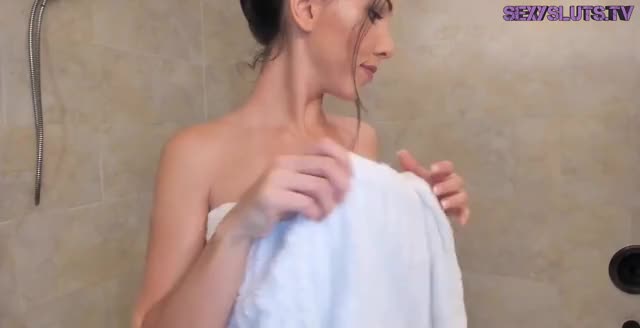Busty babe takes a bath [sexysluts.tv]