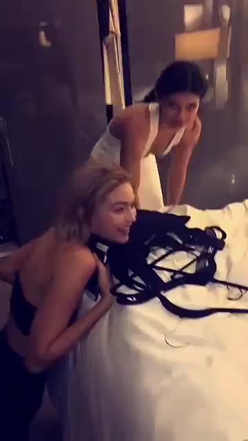 Kylie Jenner spanking Gigi Hadid made me cum (reddit)