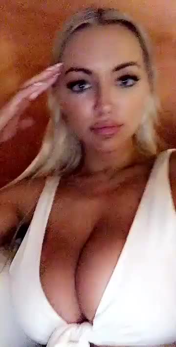 Lindsey Pelas thefappeningblog.com