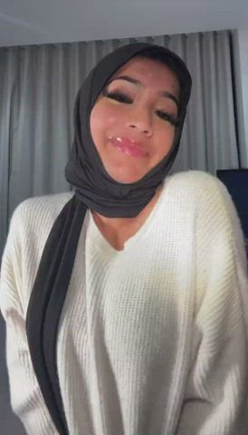 Hijabi slut showing off bouncing tits
