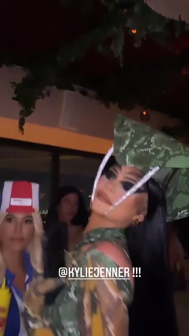 I wanna fuck Kylie Jenner‘s fat fake ass