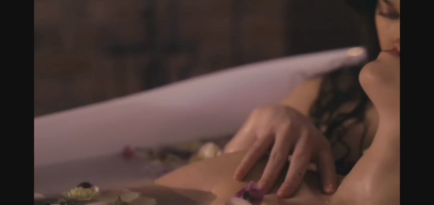 Hailee Steinfeld In the Tub