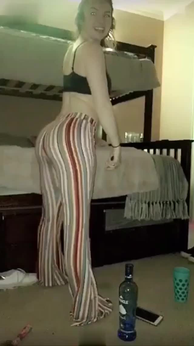 Hot ass white girl twerking