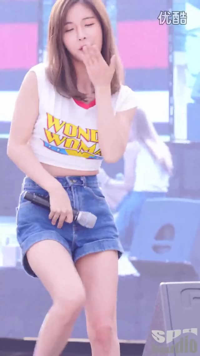 160521 Hyunyoung tongue (Whoo) loop 4