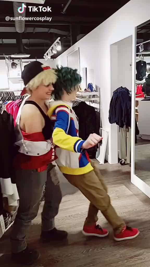 Am I a pretty girl ? w/ @horrorsenpai #bakudeku #bnha #cosplay #bnhacosplay #cosplayer