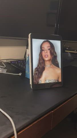 Hailee Steinfeld Cumtribute