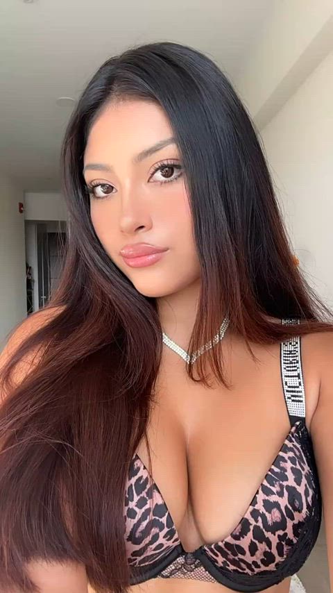 Boobs or Face? 🥵