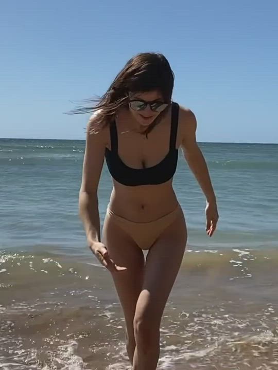 Alexandra Daddario's bikini body