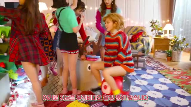 TWICE - Merry & Happy BTS (32)