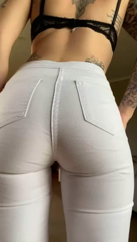 These white pants fit like a glove 🤭