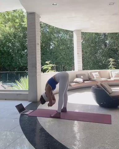 kate beckinsale spandex yoga gif