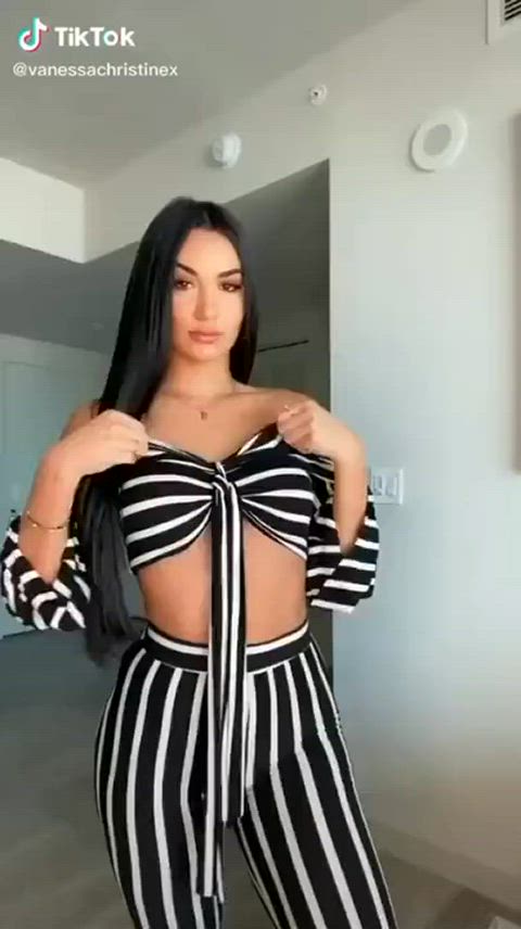 amateur boobs dancing girls pretty sensual sex teasing teen tiktok gif