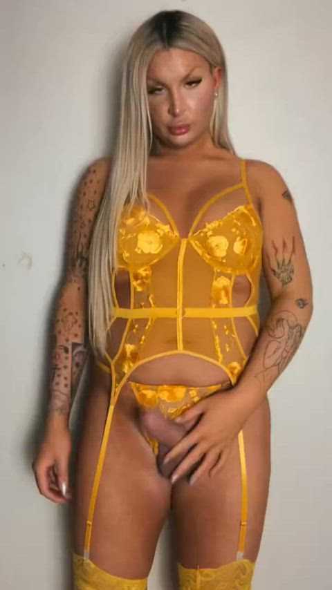 Yellow lingerie and a flapping cock 🔥