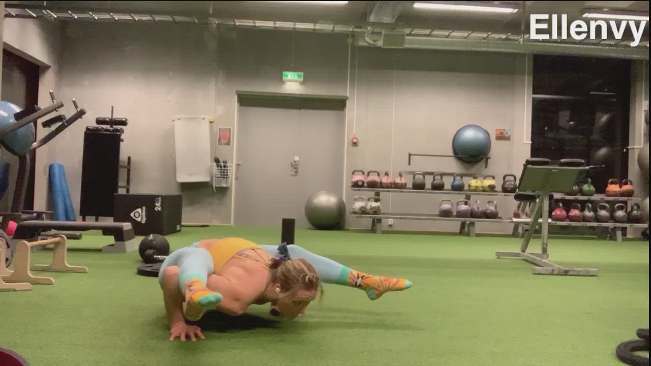 Fitness Flexible Gym Legs Muscular Girl Pawg Stretching Swedish Workout gif