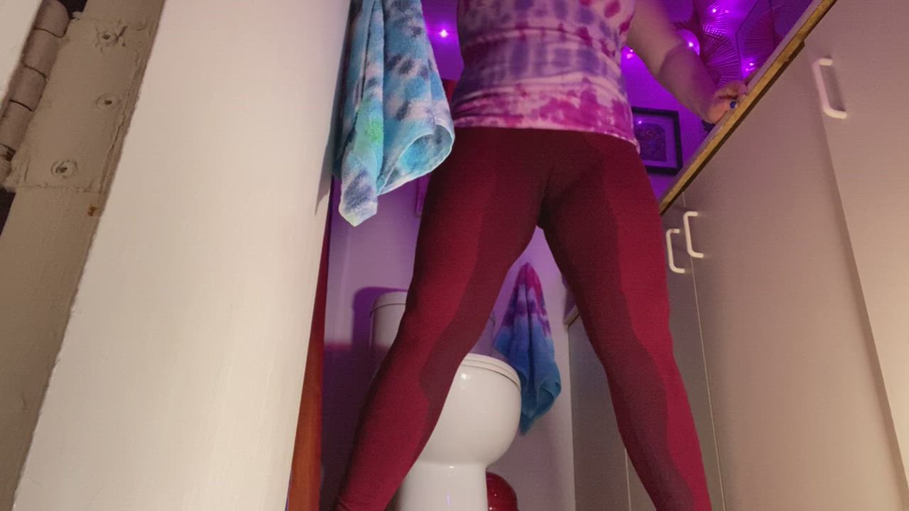 Really fucking wet red leggings.