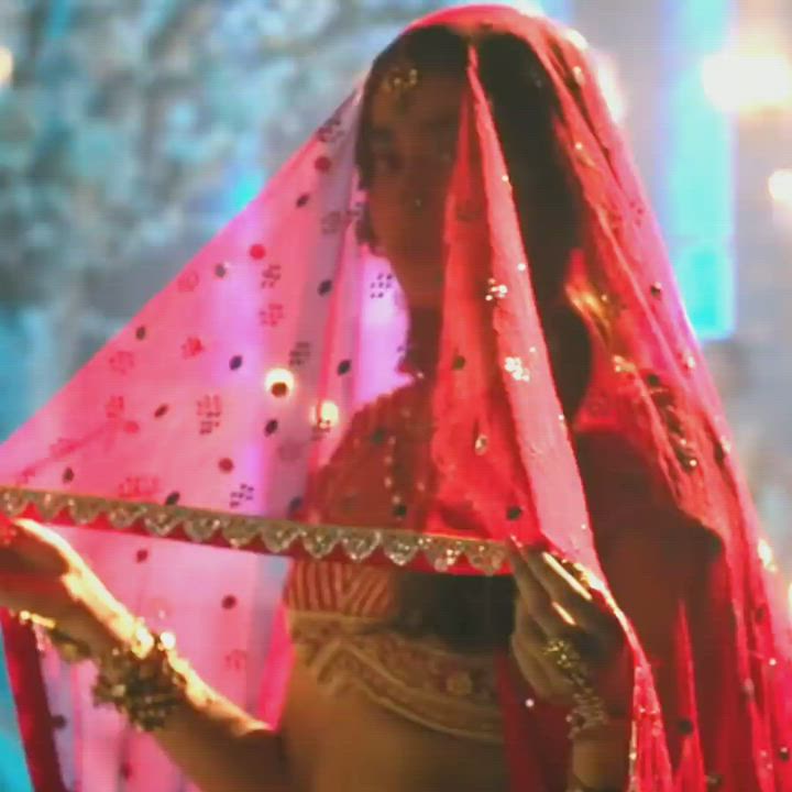 Janvhi Kapoor's horny expressions and chubby sexy navel from her new song