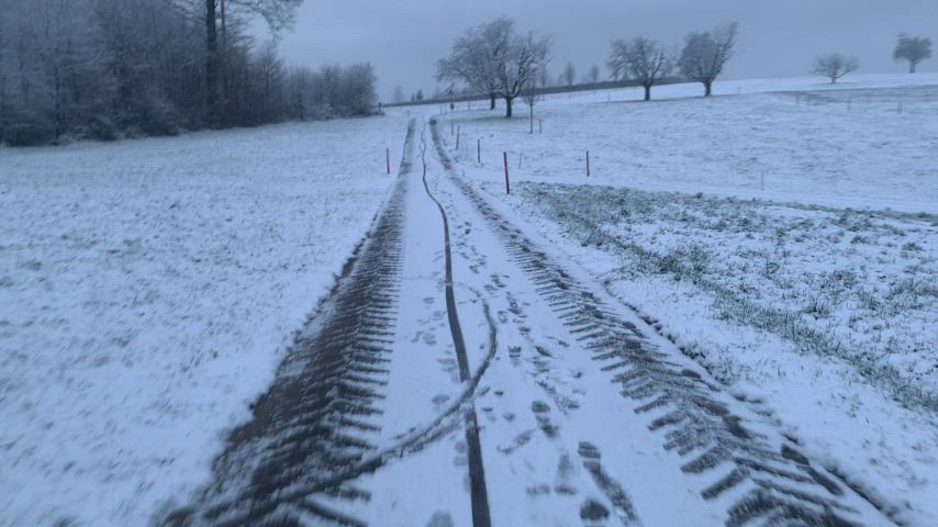 Running in the snow while feeling cut, rubbing glans in sportswear