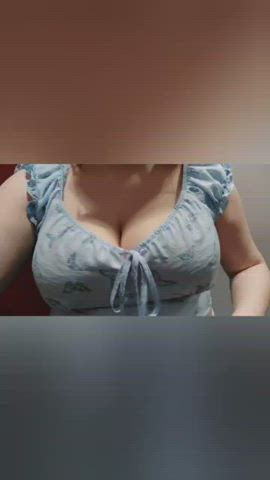 again a video from the fitting room I'm embarrassed to show my boobs, suddenly there