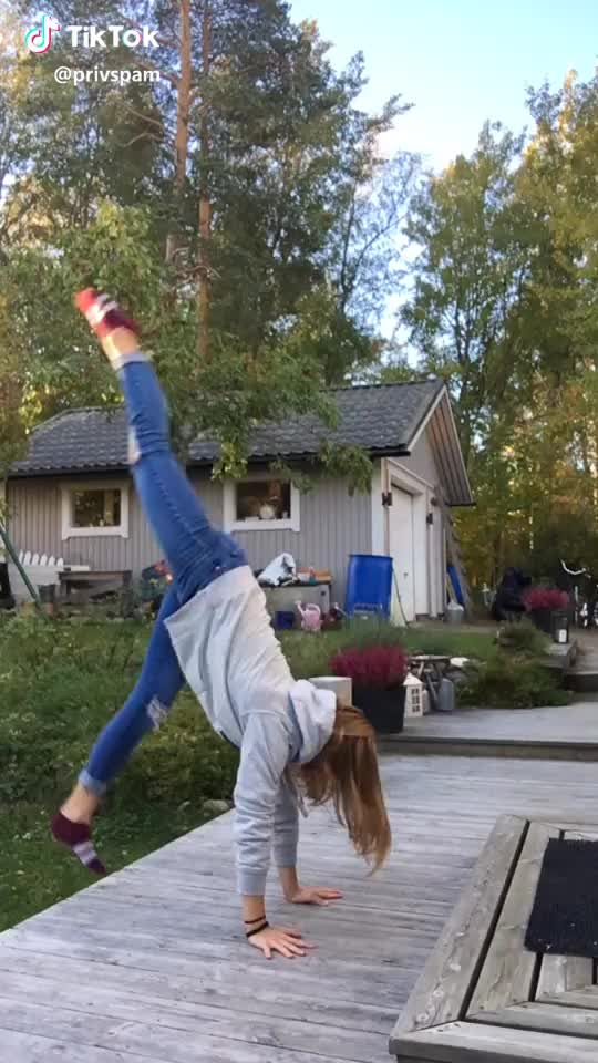 Lite ostabilt haha??♀️??♀️? #handstand #fry #foryou #tiktok #dab