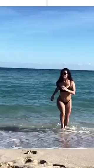 Big Fat Juicy Tits Bouncing Slo-Mo, Baywatch Style