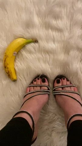 feet, high heels and a banana... what's happening?