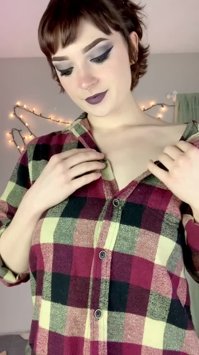 Flannel titty drop from ur petite goth gf