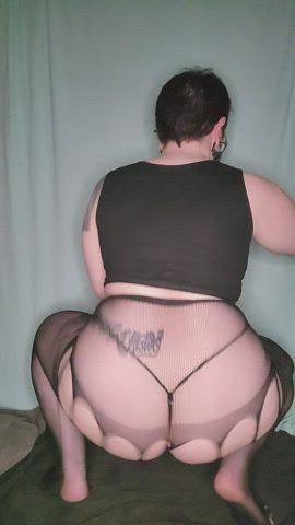 I love how my fat ass jiggles in these fishnets, can I shake it for you?