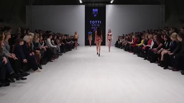 tottiswimwearbelarusfashionweekss18.txt-00-06-53-00-00-12.mp4.slowmotwophase.blur