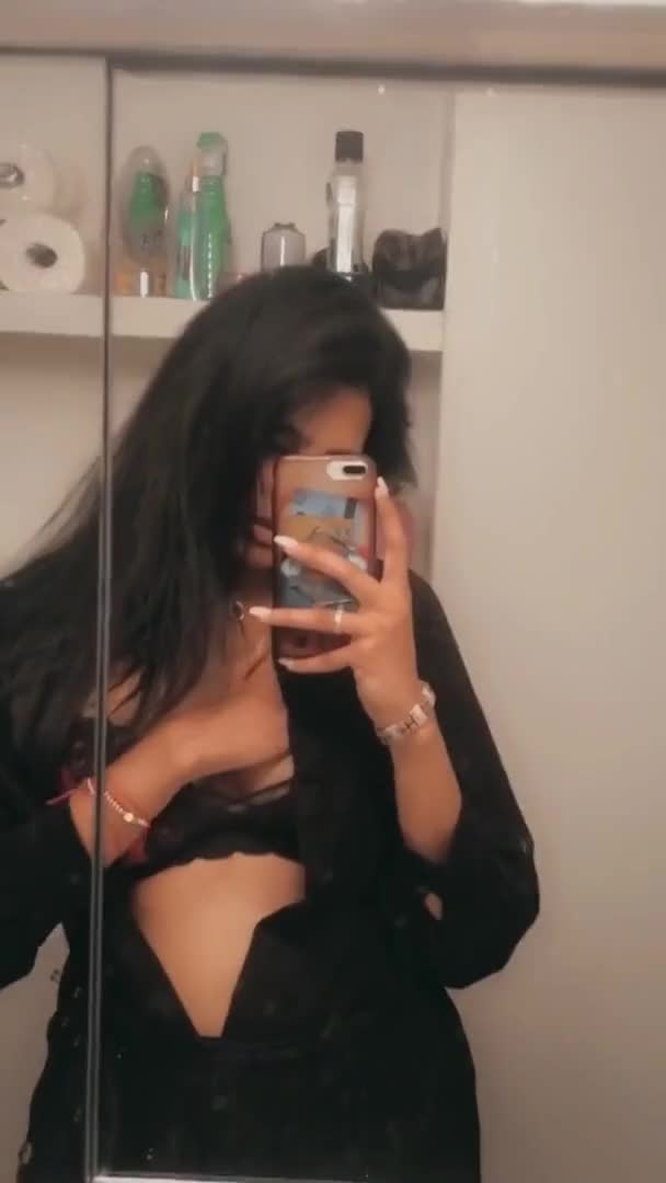 NRI Hottie | Selfie Video Link In Comments