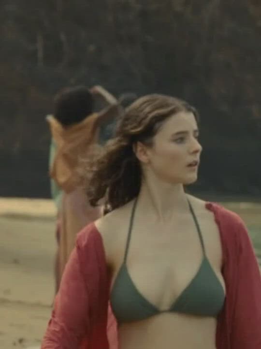 Thomasin McKenzie titty jiggle