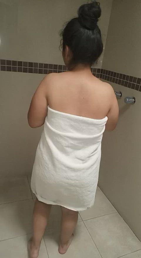 Stand up while my towel is falling of my cheeks [domme]
