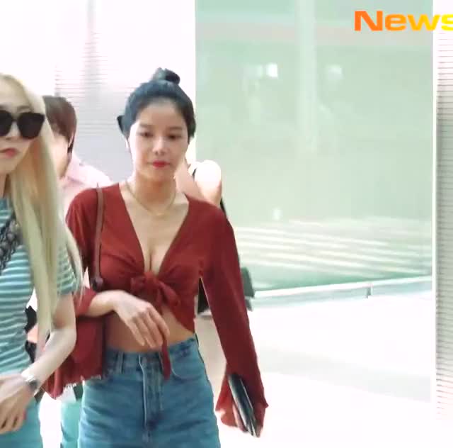 mamamoo solar - boobs at airport