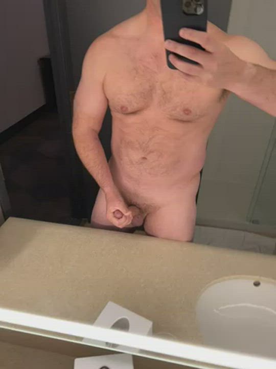 [45] Enjoy some me time in the hotel mirror in the morning