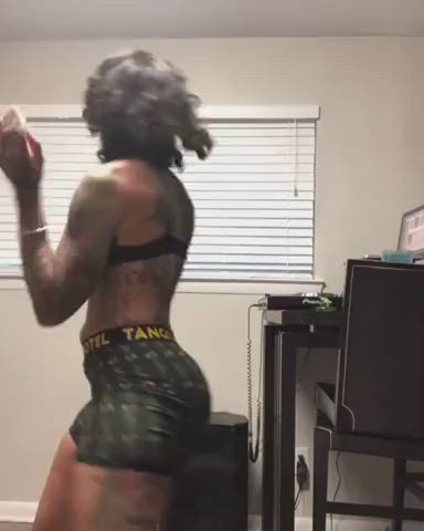 Che Mack Ass Shaking Pt2