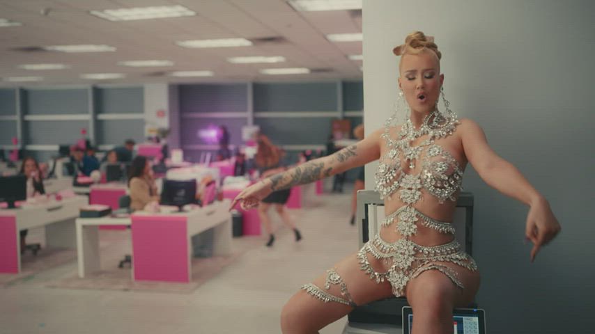 Iggy Azalea showing off her curves in new music video