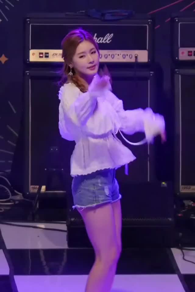 Miyeon (2) 190515 (G)I-DLE ((여자)아이들) - Senorita (세뇨리따) (미연)